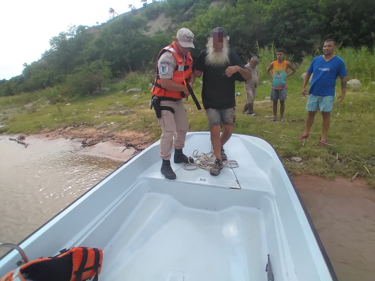 Prefectura asistió a un pescador accidentado en una zona de barrancas